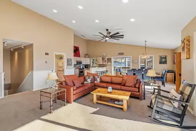 Image de Stunning 3-Bedroom Condo Just Steps from the Slopes!