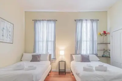 Image de Large Downtown Home - The Sunny Southern Manse