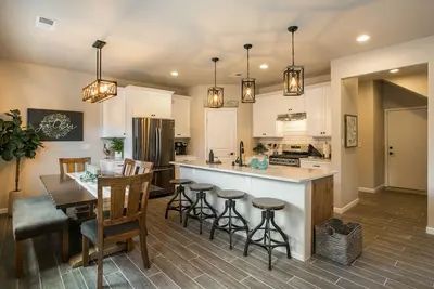 Image de Sandia Velo- New Modern Farmhouse Style Home