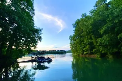 Image de Tugaloo Tuck-In on Lake Hartwell, Private Cove & covered dock, firepit huge yard