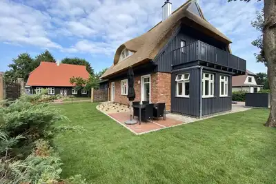 Image de Friesia - thatched roof, fireplace, terrace, garden, sun loungers, close to the forest, Baltic Sea 6km away, Wlan