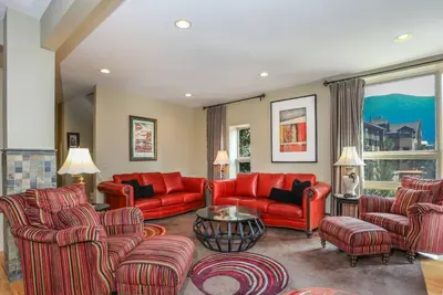 Image de Upscale Comfort w/ Stunning Views! Private Garage, free WiFi, Games, Porch Swing