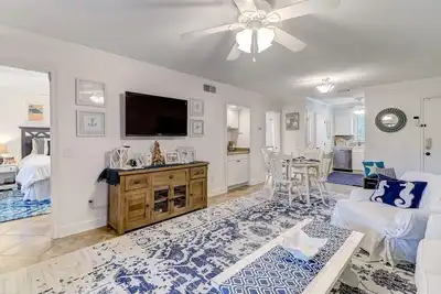 Image de It's Island Time! ! ! Updated and Relaxing 2 Bed/2Bath Beach Getaway