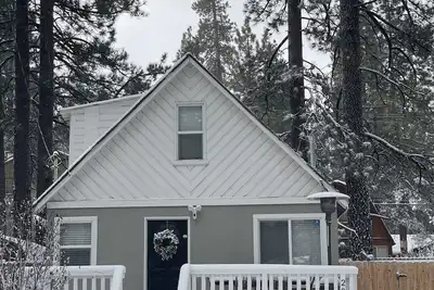 Image de Warm & Cozy Big Bear Mountain Cottage | X-Box, FirePit, Cornhole