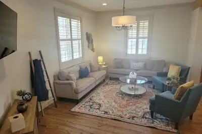 Image de Well-equipped 3br\/3ba with large common space in the heart of Historic Downtown