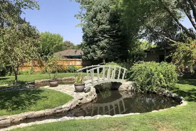 Image de Charming west Bishop studio guest house in garden setting.