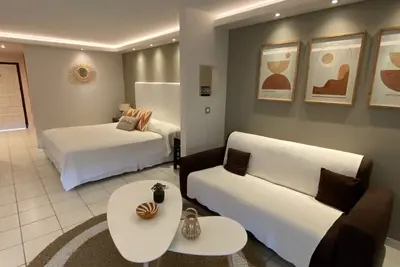 Image de New Superbe studio face à la mer avec balcon, Orient bay, proche de la plage