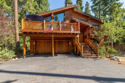 Image de Custom Mountain Home, walk to park, close to Sandy Beach. Ev Charger