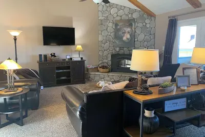Image de Great Townhome in Big Bear Lake - Walk to Bear Mountain Ski Resort & Golf Course