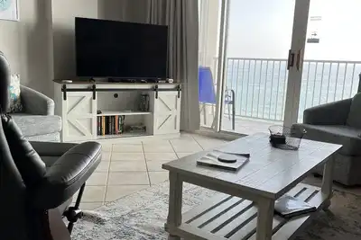 Image de Newly Decorated Top Floor Ocean Views!