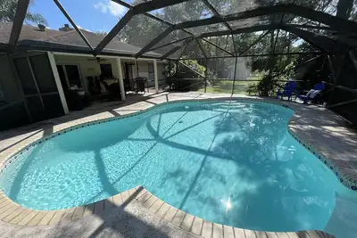 Jupiter - 3 Bedroom, Heated Pool Home on an Acre of Land, with Home Theater!