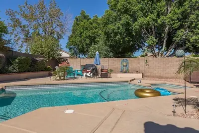 Large oasis, pool heater, spa, putting green