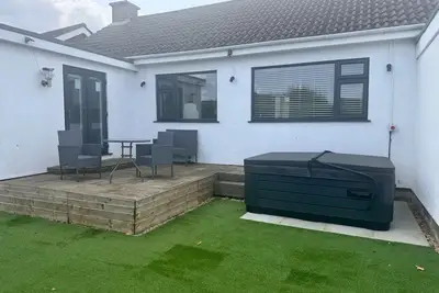Image de Pet-Friendly - 2 Bedrooms Bungalow hot tub parking