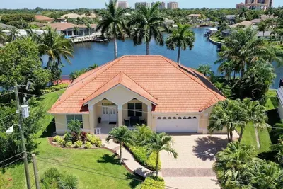 Image de A spacious 4-bedroom retreat in sunny Cape Coral.