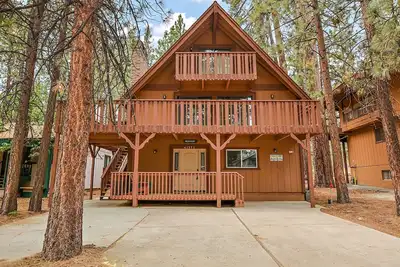 Image de Redwood Lodge by Destination Big Bear : Close to Snow Summit and Short Drive to Lake & Village! Air Hockey!