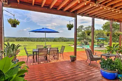 Image de Extravagant 4, 500 Sq Ft Home in Hill Country!