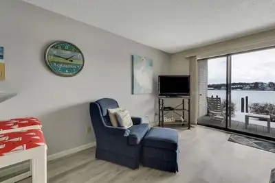 Image de Lake Charlevoix Views | Downtown Charlevoix | Pool, Hot Tub, Sauna