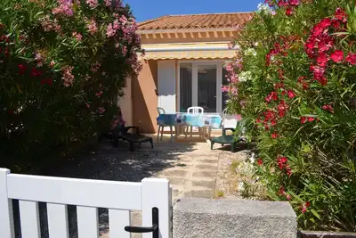 Image de Charming cottage in a residence with swimming pool.