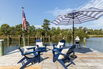 Image de Home on Jackson Creek Home w\/kayaks, bike, dock. Available guest cottage extra.