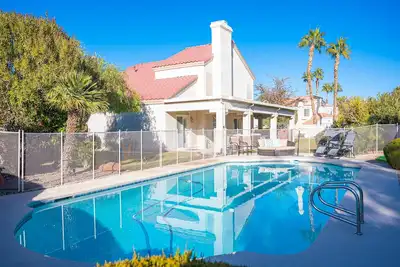 Image de Absolute Perfection! Stunning Pool! Luxurious Spa! Putting Green! Pool Table!