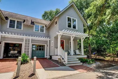 Image de Charming 2 Bedroom near desirable East Beach! Shoals club available \n