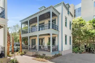 Image de Design Dream ☁ Modern Luxury 4br | Walk to King!