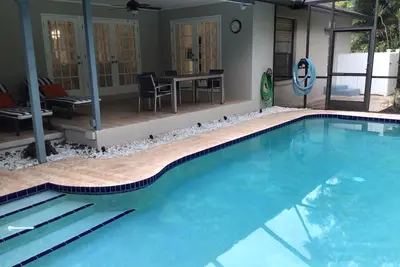 Image de Newly Remodeled House with a Pool