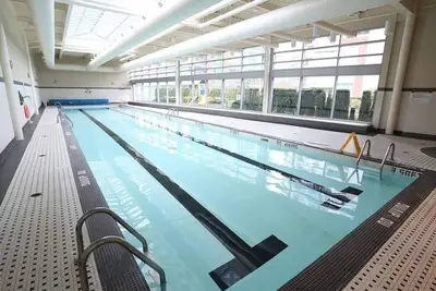 Image de 1 Br in the Heart of Downtown: Parking, Pool & Gym. Property #22-157614
