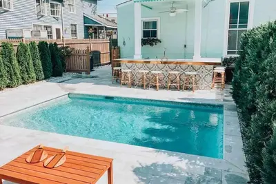 Image de Fully renovated home with private heated pool and parking in Cape May center!