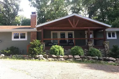 Image de Eco-Retreat getaway, loads of amenities! 4 bedrooms + full gym + large office!