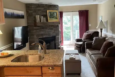 Image de Ski-in\/out condo within walking distance to the village