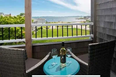 Image de Waterfront 4 bed, 3 full bath house w/ ocean views & seaside activities
