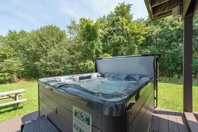 Image de Woodsy Retreat w/ Fire Pit, Hot Tub & Game Room