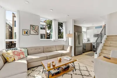 Image de 2br Townhome w/ City Skyline Views & Easy Parking!