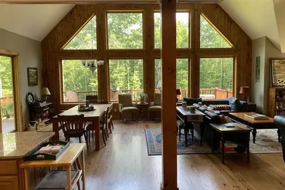Image de Stunning Chalet style home  with 8 Person Hot Tub, Fire pit & Sauna & steam rm.