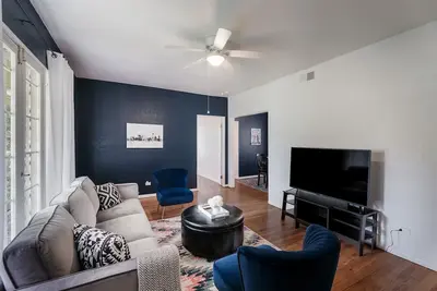 Image de 50% off- Free Parking-Equipped kitchen-Central San Antonio- Monthly Rental