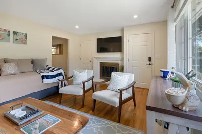 Image de Charming, Newly Remodeled Newport Cottage Near the Beaches - Sleeps 6