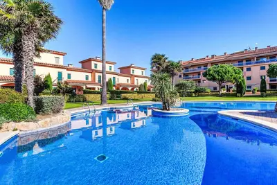 Joli appartement pour 4 personnes avec piscine, climatisation, Wifi, Tv et terrasse