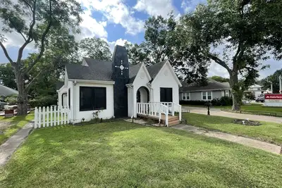 Image de Unique Artist home on Main Street Kaufman!