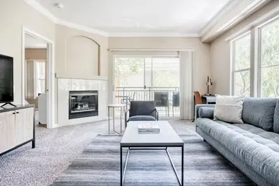 Image de Upscale Santa Clara 3br w/ W/D, Gym, Pool, walk to Safeway, by Blueground