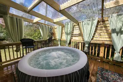 Image de Bout Time Cottage W\/Hot Tub