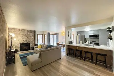 Image de Clean modern farmhouse in Snowcreek with 4 minute walk to shuttle and preserve