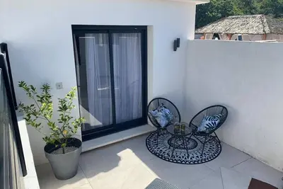 Image de Chambre avec terrasse privative et literie haut de gamme Tempur, ACCÈS Piscine