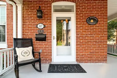 Image de Beekeeper's Cottage - Hot Tub, Heated Pool, Dog-friendly, Downtown