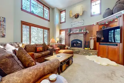 Image de Beautiful Bright Home on Golf Course! 2 Primary Suites, Hot Tub & Gas Grill