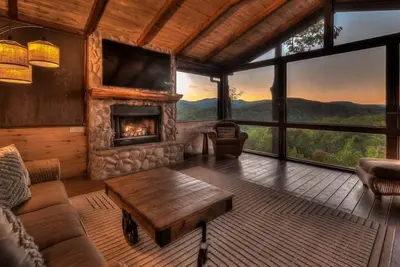 Image de Alpenglow - Mountain Views | Hot Tub | Woodburning Fireplace in Screened Treehouse | Fire pit