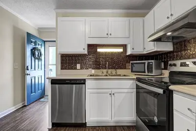 Image de Unwind at Jellyfish Hideaway: 2br Condo w\/ community pool, steps from the beach