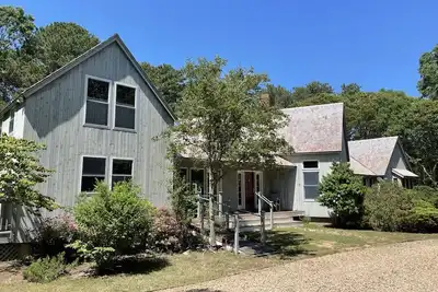 Image de Waterview Farm Contemporary Island Home Walk to Beach and Farm Neck Golf Club