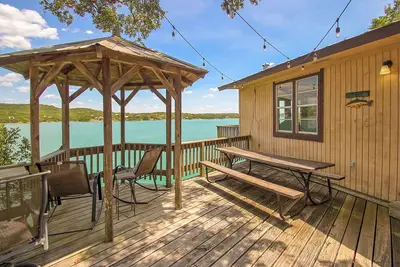 Image de Lakeside Living @ It's Finest! 180 degree Medina Lake Views! !