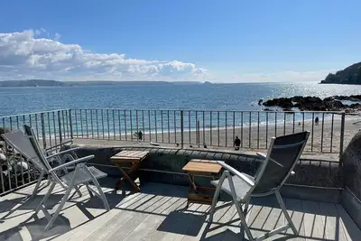 Image de Spacious light cosy beach front house with balcony overlooking the sea
